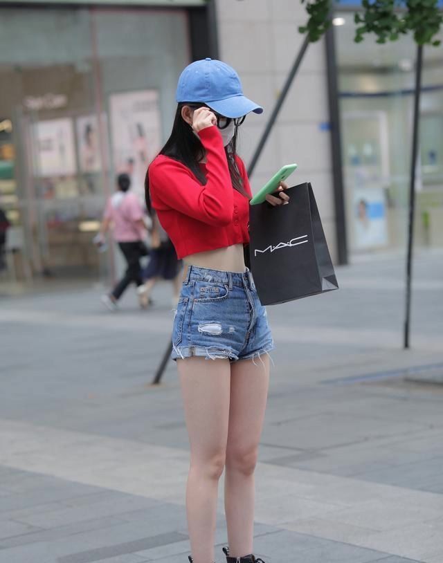 小姐姐|美女街拍红衣配热裤,这样身材的小姐姐有谁不喜欢