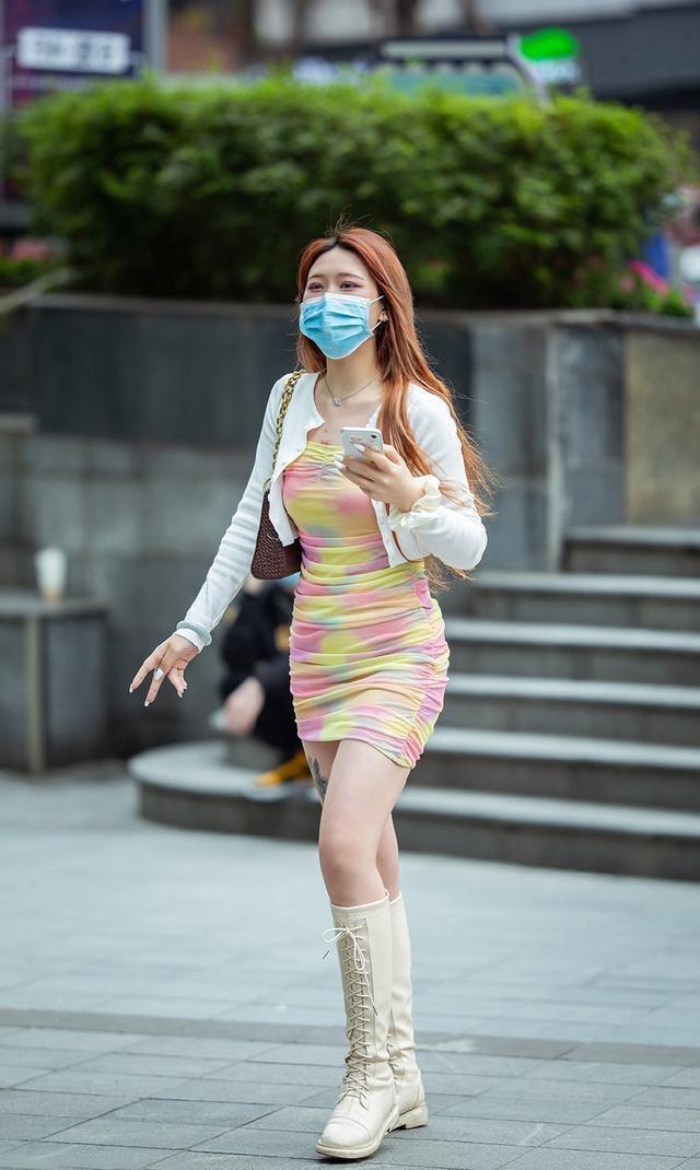 简洁|靓女搭配一双浅色尖头高跟鞋, 简洁大方又不失优雅