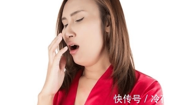 刷牙|为什么口臭自己闻不到?医生提醒:刷牙时多个小动作,从此告别口臭