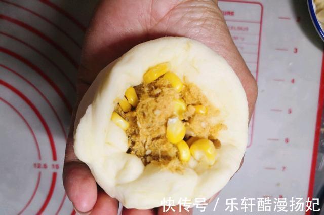玉米粒|在家做香浓可口的肉松奶酪面包，制作简单，口感丰富