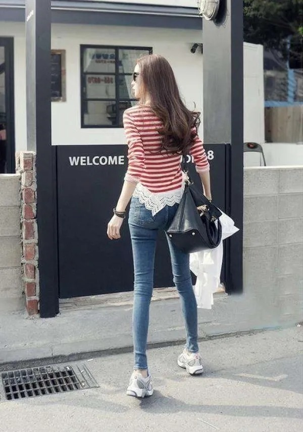 街拍时尚:清新特别的牛仔裤美女,好看有气质,显现出迷人的姿态