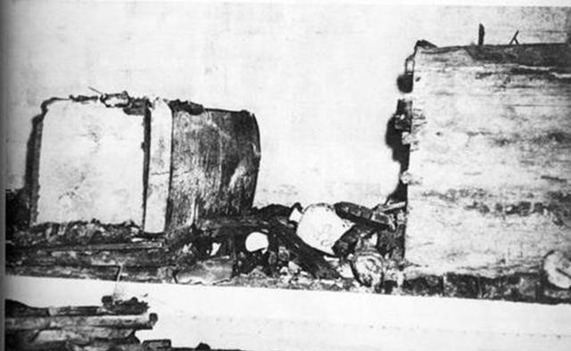 1956年定陵发掘现场,大量文物遭毁灭性损毁,皇帝遗骨被焚烧