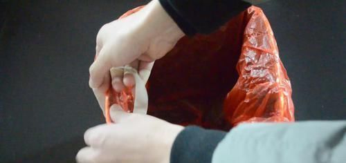 你家有破洞不用的橡胶手套吗 这个用途太厉害了, 越早知道越好