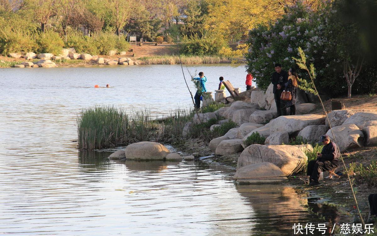 会自动钓鱼的“机关鱼钩”你见过吗没有的话,来瞧瞧,很神奇
