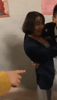 |搞笑GIF段子:姑娘,穿着恨天高不会走路,不要为难自己!