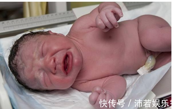 医患|婴儿面带微笑出生的,95后妈妈高兴,医生却反手打了孩子一巴掌