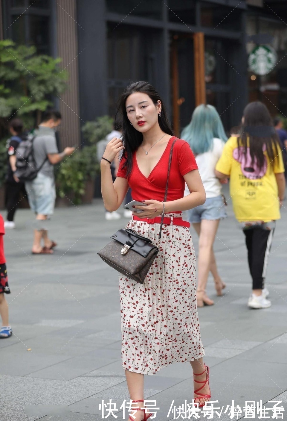 短袖|天生丽质的小姐姐,红色短袖搭碎花长裙,让人看起来满满的气质感