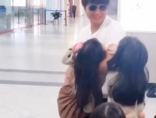 生活环境|爸爸火了!三个“小情人”来接机,网友:女儿都好漂亮