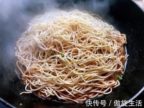 做法|面条不水煮不蒸,试试这种做法,比水煮好吃比炒简单,全家抢着吃