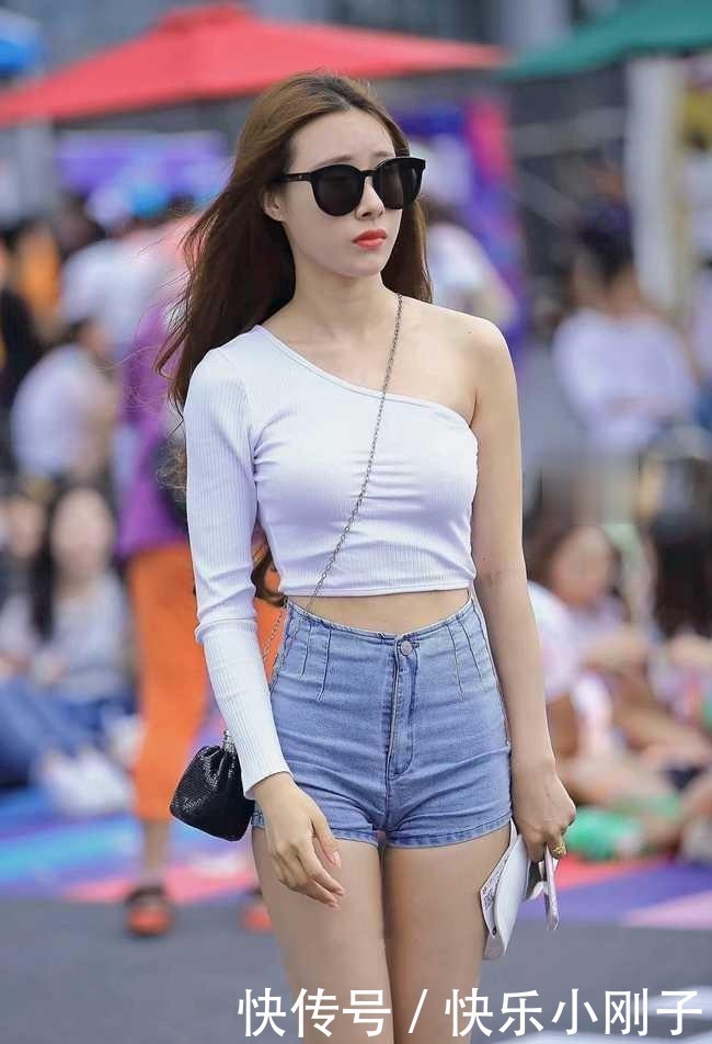 个性单肩上衣,搭配简单的牛仔热裤,让整个人更加魅力动人