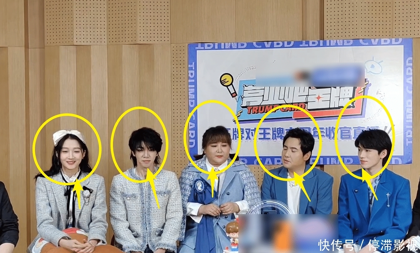 王牌6女神费费终于火了,和关晓彤一起直播,这大长腿我却看愣了