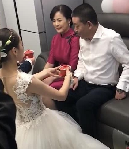 新娘子 “最美婆婆”走红网络，穿红旗袍被误认为新娘，被时光遗忘的女人