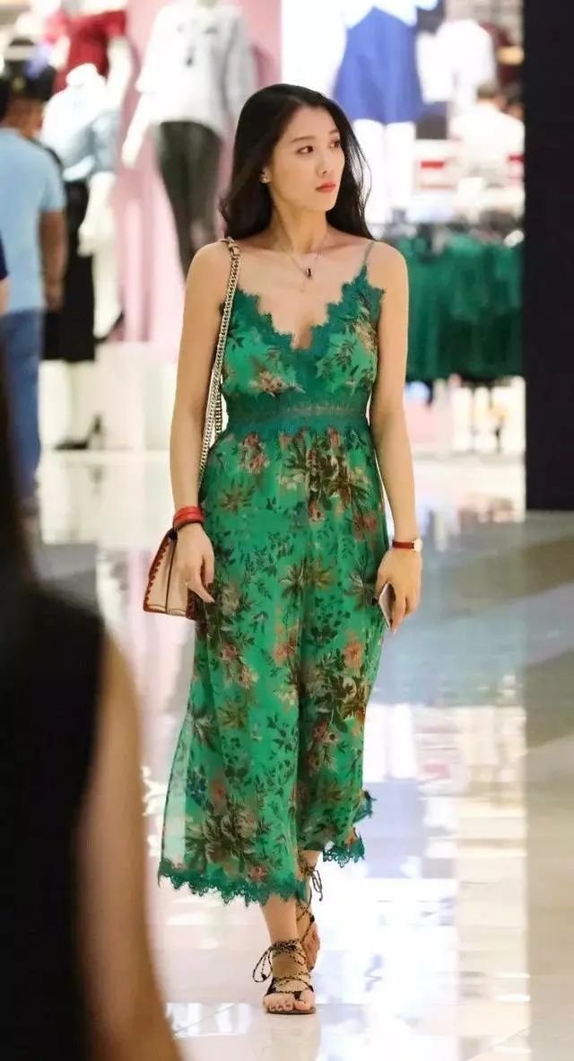 上装 连衣裙的穿搭各具特色,穿着它去见喜欢的人吧,颜色高级