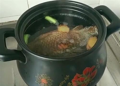 怎样炖鱼汤又白又鲜还不腥？记住这4点，鱼汤鲜美又营养，美极了