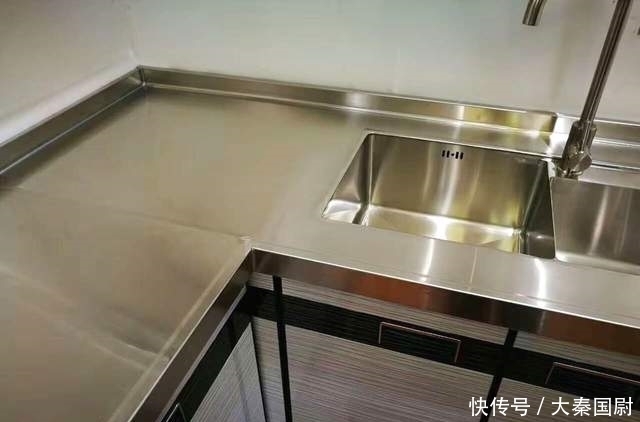 走进现代家居：不锈钢厨房台面的时尚与实利