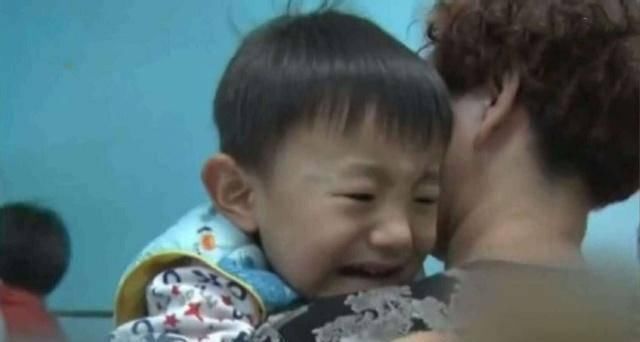 侄儿|萌化了六个月小宝宝不敢直视漂亮姑姑，被摸头后还会抿嘴偷笑