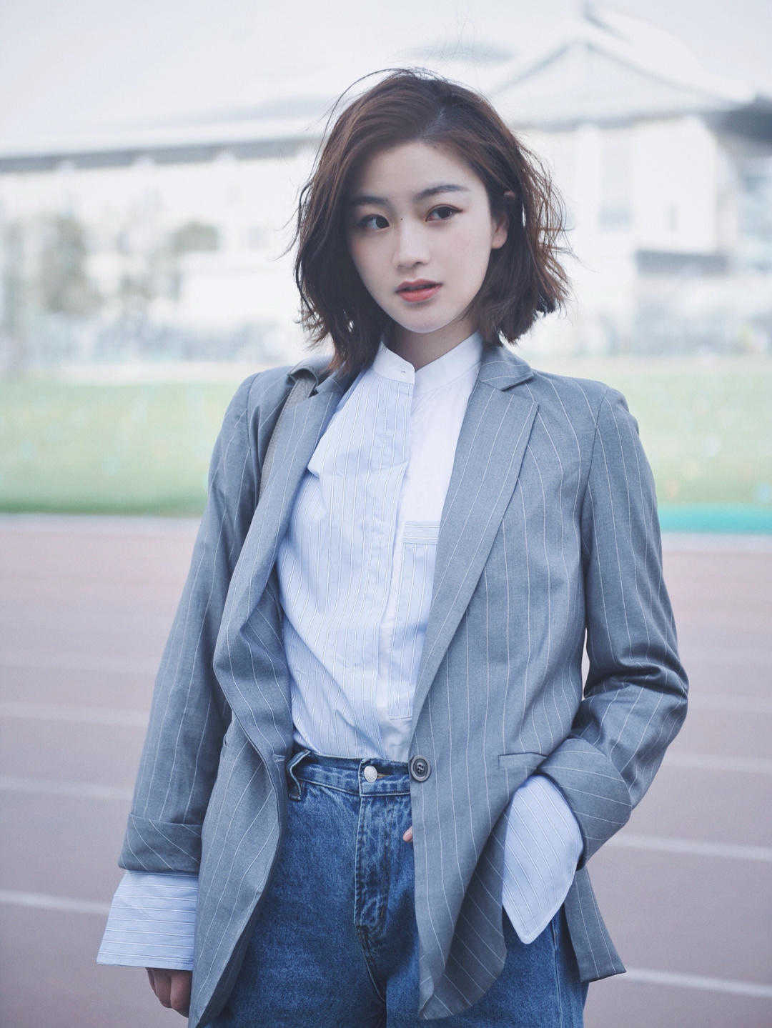 半身裙|西服不只是职业装,内搭T恤+印花半身裙,休闲又时髦,超好看