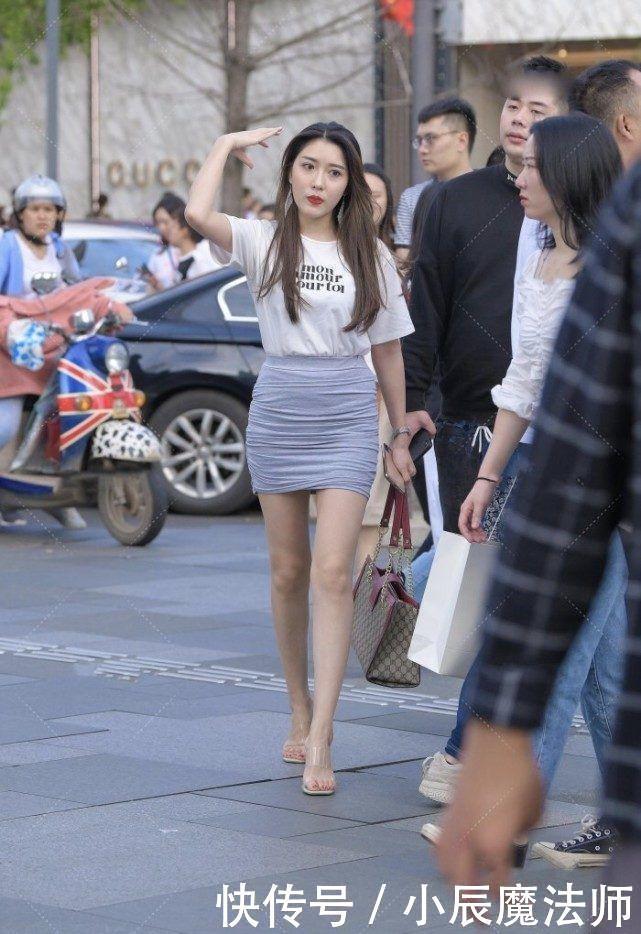 白色|美女穿搭:白色T恤套短裙,搭配及腰的秀发,尽显简约大方清新自然