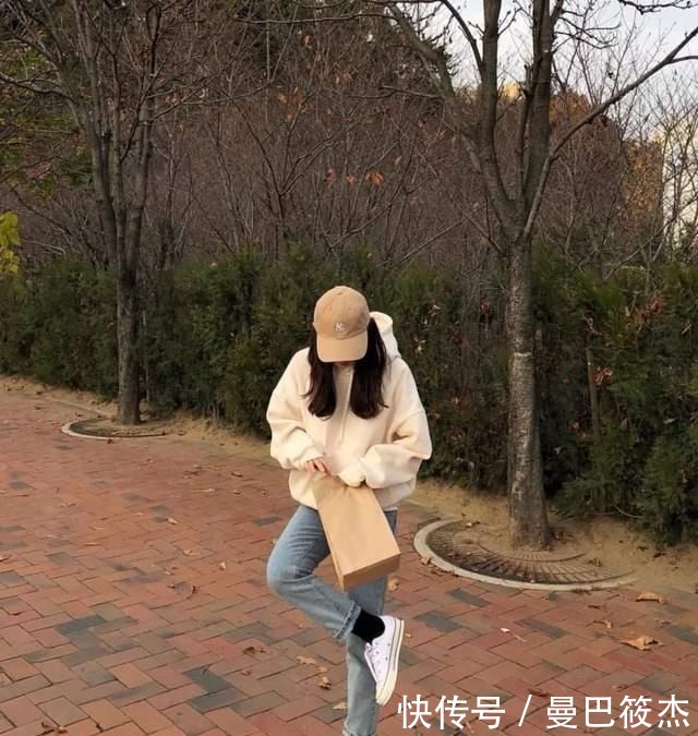 2021最流行这样穿,卫衣+阔腿裤,搭什么鞋子都好看