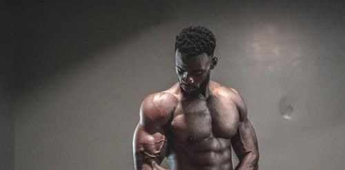 重量|健身新手:怎么解决卧推手臂酸,胸部不酸却不酸的情况?