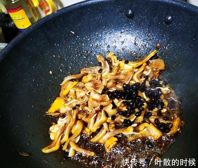 猪耳朵还能这么做?豆豉焖猪耳朵,味道鲜美
