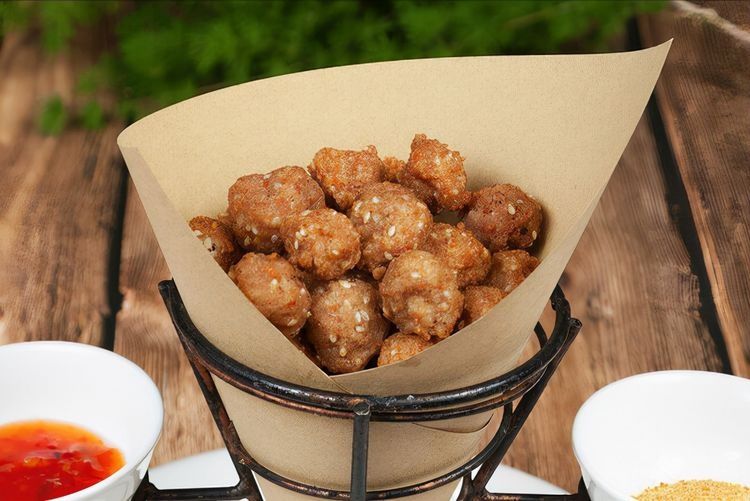 炸丸子，记住不要放面粉跟淀粉，记得多放2样，丸子焦香酥脆