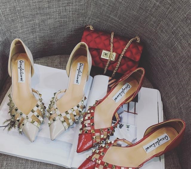 时尚 漂亮女人要懂得拒绝平庸,今年流行铆钉凉鞋,分分钟“扎”你心