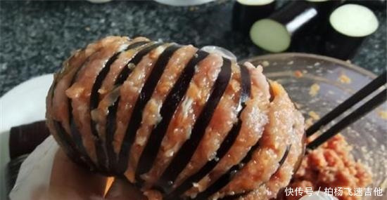  这么做茄子真的美味，这道快手年夜饭美食，“张灯结彩”过大年