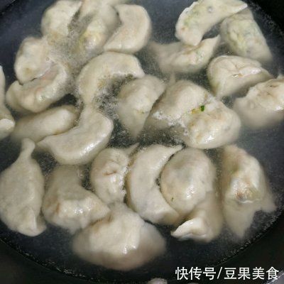 有了它干掉两碗饭不是事！超下饭的素馅饺子