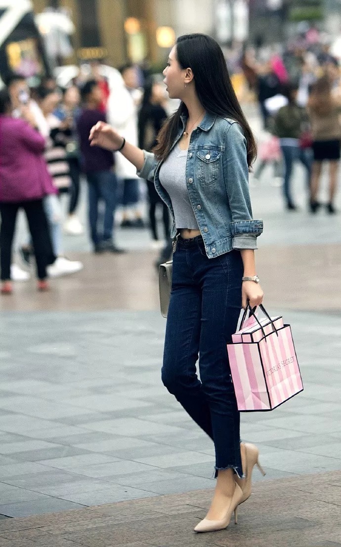 街拍时尚:女生搭配高跟鞋,出街的时候更有女人味