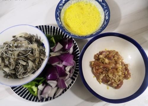 需要的食材，感觉吃饭可香了，往锅里一倒，保准你两天不吃就喊馋