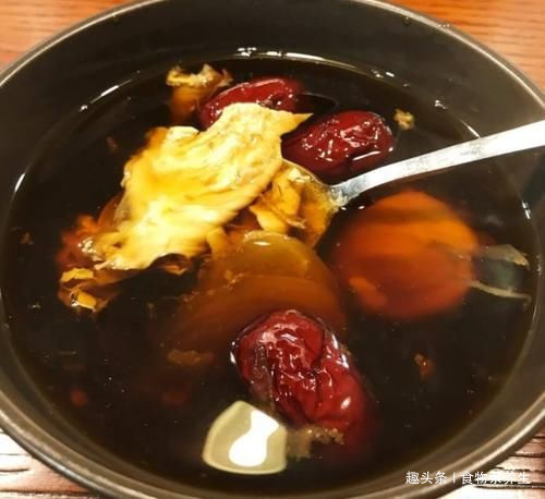 它是穷人版“阿胶”,和鸡蛋一起煮,润肤补气血,养颜,补水又淡