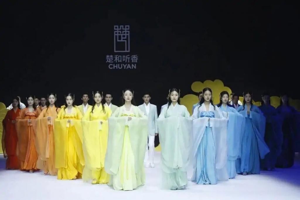 巴黎时装不算什么,当中国汉服走上国际时装周,外国人都被惊艳了