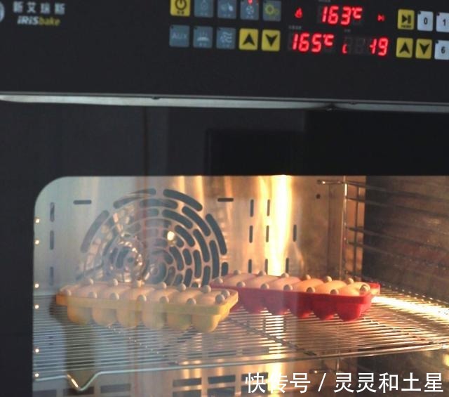 低筋面粉|夏天做面包，2个动作10分钟揉出手套膜，面包松软蓬松一次就成功！