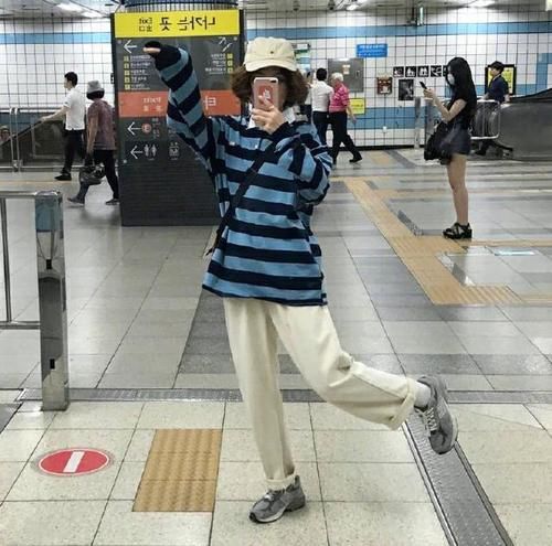 运动鞋|卫衣+裙装好看又温柔，小个子这样穿显可爱，小姐姐尽显甜美范