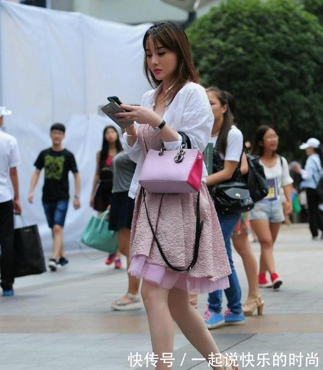 女神范 最舒服的搭配就是美,天蓝色衬衣搭配白色半身裙,简单大方又时髦!