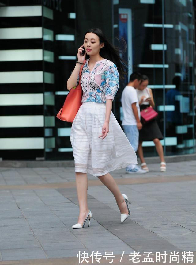 街拍:复古短袖+蕾丝长裙,性感又高雅,让胖女孩秀出苗条身材