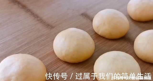 吃肉|面粉别蒸馒头了,加2个西红柿,不用蒸不用烙,出锅比吃肉还香