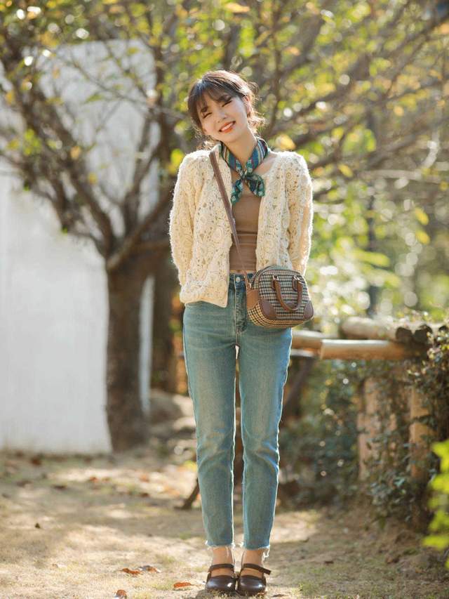 马甲|秋冬怎么能少了毛衣呢!经典款浅蓝色毛衣搭配白色半身裙,太美了