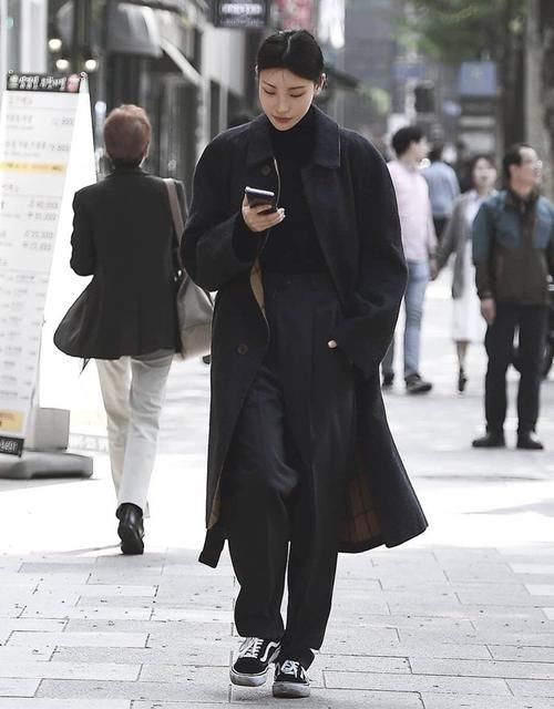 高跟鞋|论街拍，比起太古里的奇装异服，韩国人的穿搭简约高级，值得学习