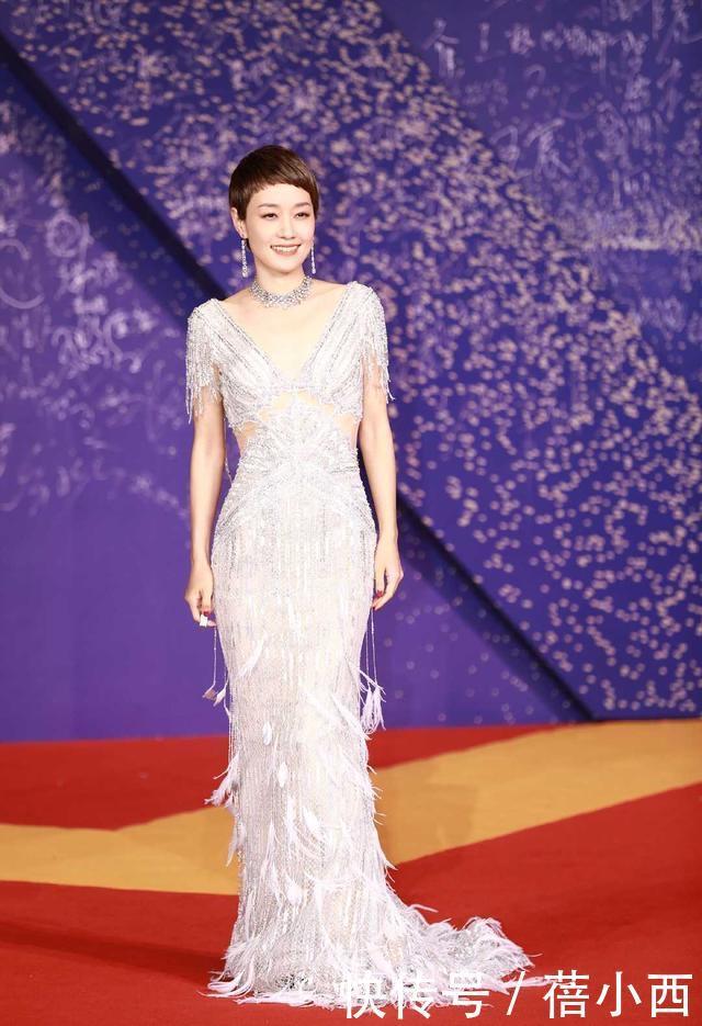 高跟鞋|“马伊琍”身材骨感不输超模，阿姨年纪穿抹胸套装，轻松美出圈