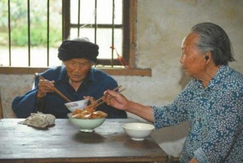 寿命长的人，吃饭一般有3个特点，若你全中，恭喜你更易长寿