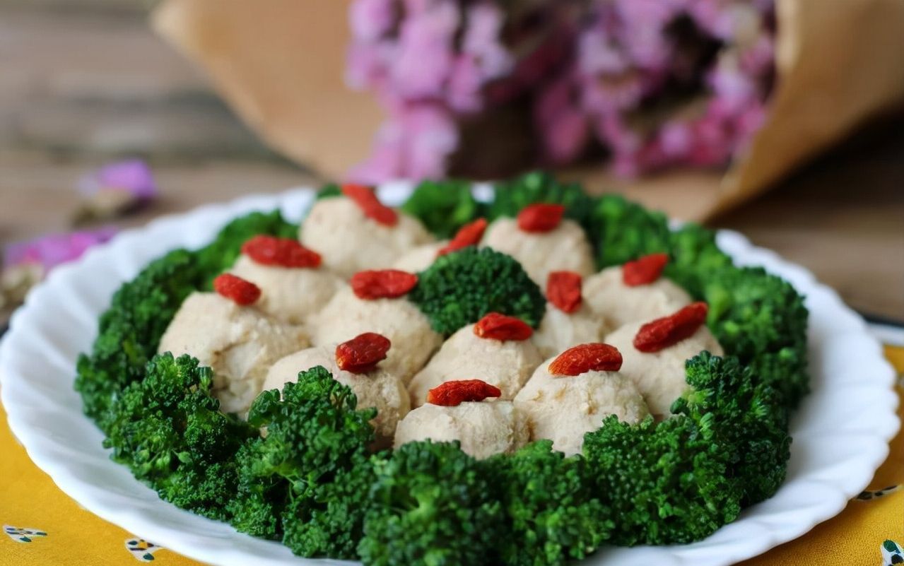 西兰花|这种水果2块钱1斤,猪肉加它做丸子,清甜爽口不油腻,越吃越香