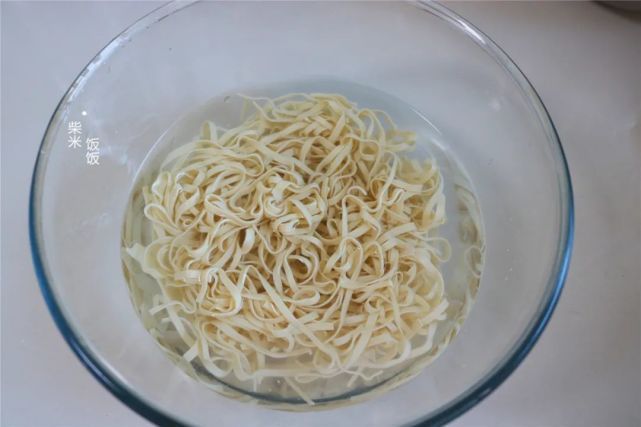 夏天最受欢迎的豆腐皮吃法，一煮一拌就上桌，软嫩入味特好吃