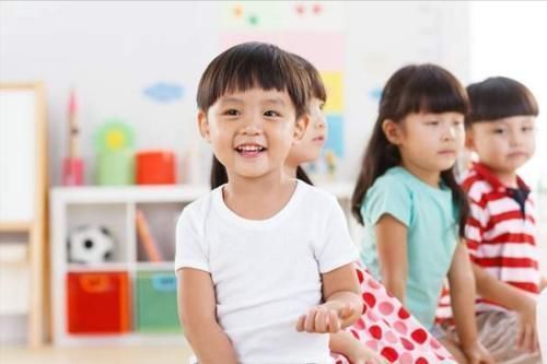 小朋友|幼儿园小朋友亲密搂抱,女孩爸妈不满,男孩家长无奈:他只有4岁