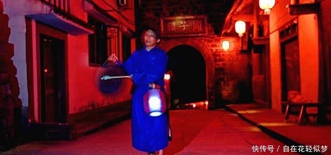 游荡在夜色中的古代打更人, 除了打更报时, 据说还要兼任这个差事