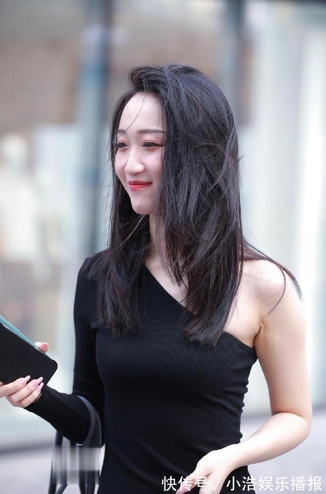 斜肩连衣裙 美女一身斜肩连衣裙,走在大街上更能展现出个性气质