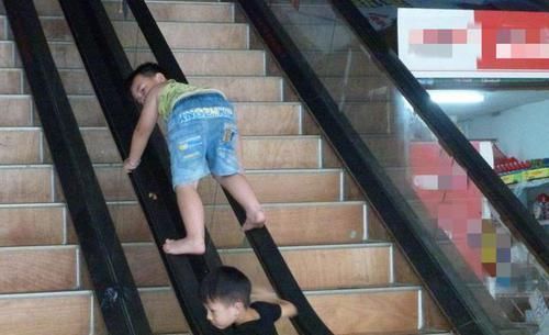 孩子|“破塑料值几个钱?”孙子弄坏亲戚一柜手办,看到账单后奶奶懵了