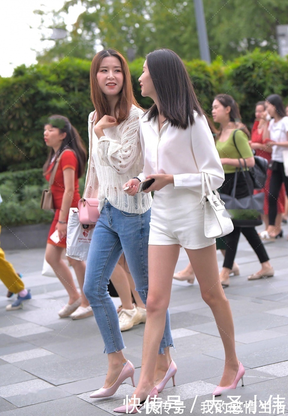 tips|美女街拍:这就是你们一直追求的骨感美吧,都瘦成一条线了!你们真的喜欢吗