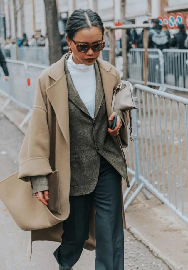 ?女人买大衣,就选这2个颜色,显白显年轻,明年穿都不过时